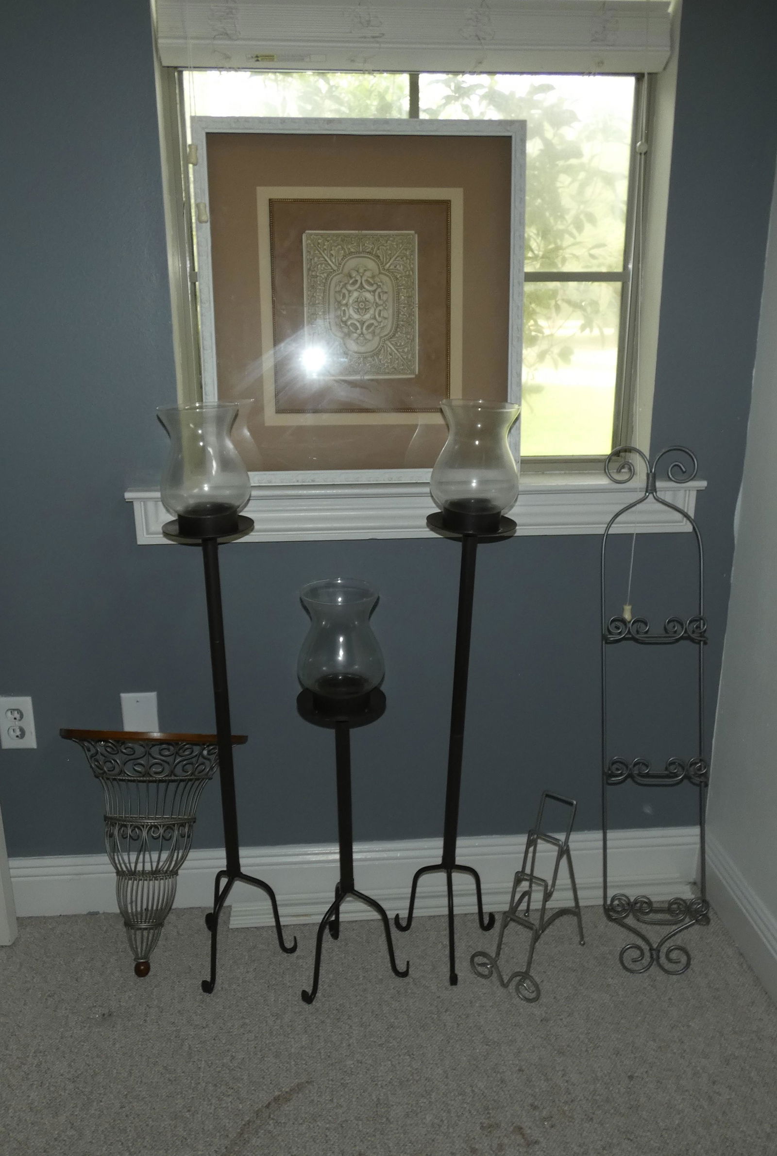 Collection of decorative items (1 of 2)