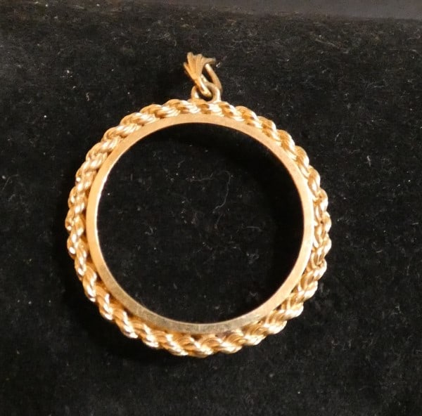 14K yellow gold coin frame: 14K yellow gold coin frame, 8.0 grams, mid 20th century