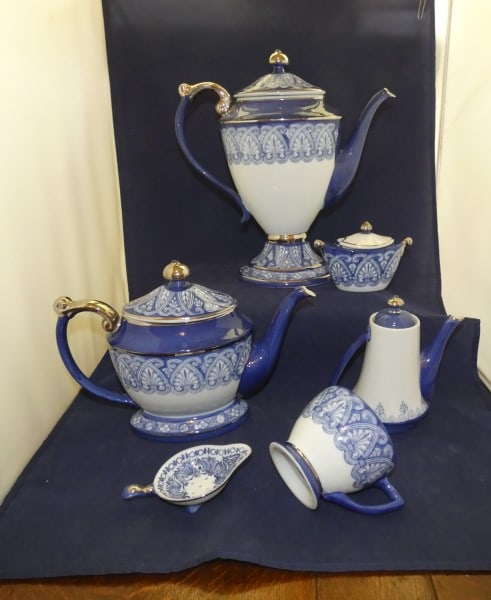 Collection of blue & white porcelain: Collection of blue & white porcelain: coffee pot, tea pot, tea for 1 pot, tea strainer, cup, mid 20th century