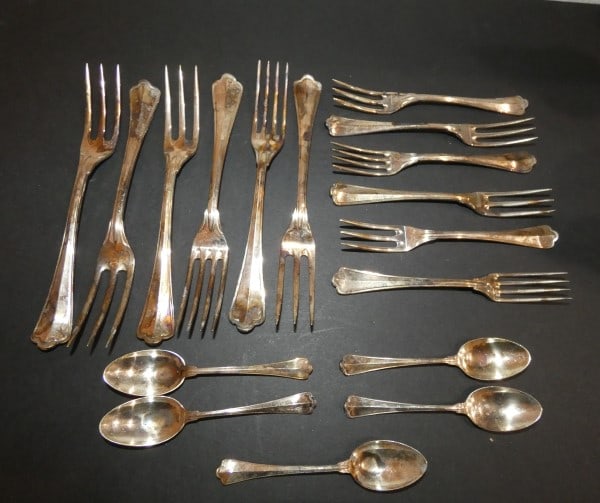 16 sterling flatware pieces marked "800" 4PO, probably German, coin silver: 16 sterling flatware pieces marked "800" 4PO, probably German, coin silver: 6 dinner forks, 6 salad forks, 5 demi-tasse spoons, 579 grams, early 20th century