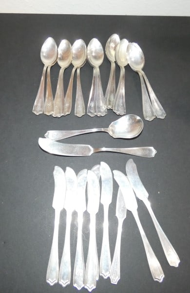 27 sterling flatware pieces by Alvin "Maryland" pattern: 27 sterling flatware pieces by Alvin "Maryland" pattern: 16 teaspoons, sugar shell, master butter, 9 flat handle butter knives, 621 grams, early 20th century