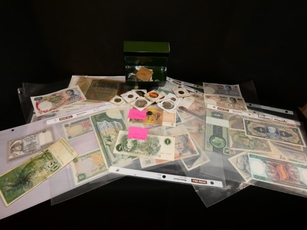 Large collection of foreign paper money & coins: Large collection of foreign paper money & coins: Paper Money: France, Viet Nam, Hong Kong, Germany, Brazil, Greece, Deutsche Mark, Bank National Suisse, Singapore, Nepal, Cambodia, Thailand, Peru, Ind