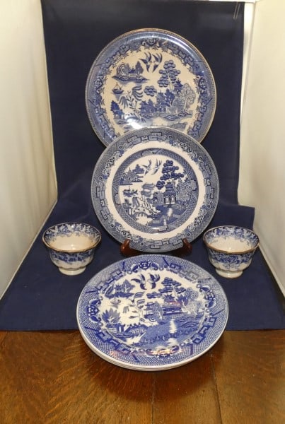 Assortment of Blue Willow: Assortment of Blue Willow: small platter, 4 dinner plates, 2 bowls, mid 20th century