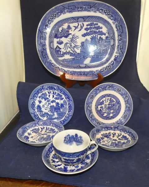 Blue Willow: Blue Willow: platter, 2 small plates, 3 fruit bowls, coffee cup, 20th century