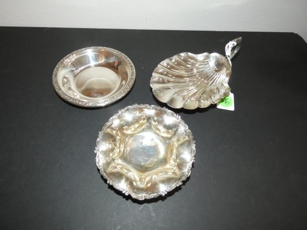 3 small sterling bowls by Reed & Barton, Fisher, Mexican: 3 small sterling bowls by Reed & Barton, Fisher, Mexican: Leaf shape footed bowl with handle by Fisher, 173 grams. bowl with ornate rim by Reed & Barton, 127 grams, Mexican sterling fluted footed bowl