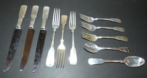 Set of sterling flatware by International "1810" pattern: Set of sterling flatware by International "1810" pattern: 4 dinner forks, 4 salad forks, 3 teaspoons, 3 dinner knives, 421 grams (knives not included), early 20th century