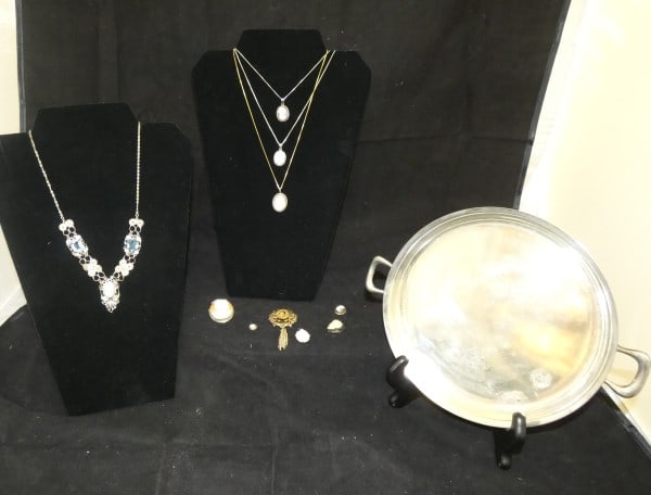 Collection of antique & vintage cameo: Collection of antique & vintage cameo: 3 pendants with chains, broach, cameo necklace with semi-precious stones, pendants with a silver plate tray, early 20th century