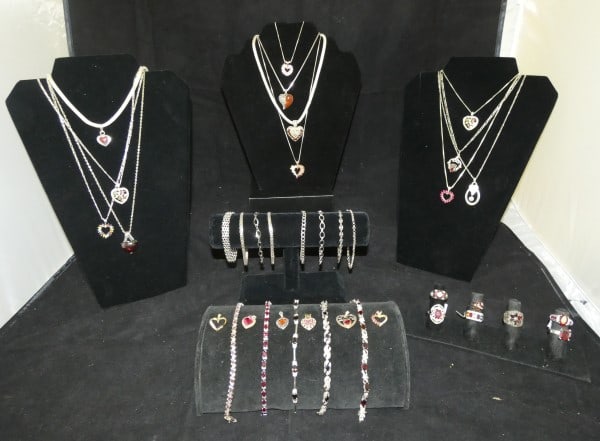 Vintage & Retro sterling heart jewelry: Vintage & Retro sterling heart jewelry, some with stones: 11 pendants with chains, 6 pendants, 13 bracelets-some with stones, 7 rings of various sizes, 105 grams, (does not include jewelry with stones