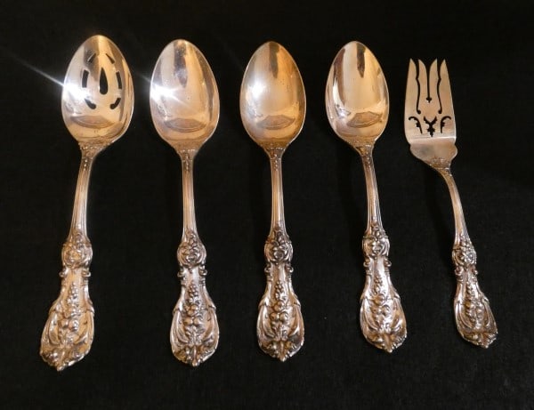 Set of sterling serving pieces by Reed & Barton "Francis I" pattern: Set of sterling serving pieces by Reed & Barton "Francis I" pattern: 3 serving spoons, pierced serving spoon, cold meat fork, 460 grams, mid 20th century