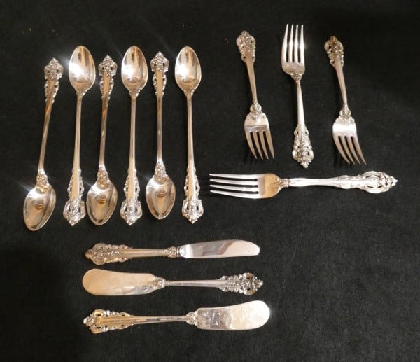 Set of 13 pieces of sterling by Wallace "Grand Baroque" pattern: Set of 13 pieces of sterling by Wallace "Grand Baroque" pattern: dinner fork, 3 salad forks, 6 ice tea spoons, 2 flat handle butter, hollow handle butter, 503 grams (hollow handle knife not included),