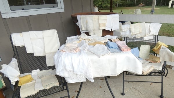 Large assortment of vintage linens: Large assortment of vintage linens: lots of napkins, tablecloths, kitchen linens, hankerchiefs, guest towels, mid 20th century