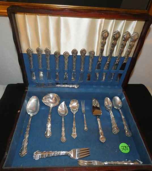 34 total pieces of Sterling flatware by Reed & Barton "Tara" pattern: 34 total pieces of Sterling flatware by Reed & Barton "Tara" pattern: 4 dinner forks, 4 salad forks, 3 cream soup spoons, 4 teaspoons, 4 dinner knives, 9 butter knives, serving pieces include large se