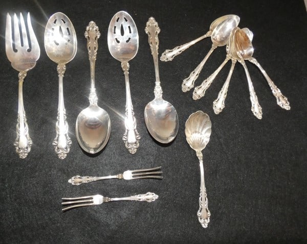 14 pieces of sterling by Reed & Barton "Grand Renaissance": 14 pieces of sterling by Reed & Barton "Grand Renaissance": 2 pierced serving spoons, 2 serving spoons, cold meat fork, sugar shell, 2 lemon forks, 6 tea spoons, 715 grams, mid 20th century