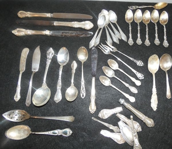 31 sterling flatware & sterling pieces: 31 sterling flatware & sterling pieces: 4 dinner knives, cream soup spoon, 15 dem-tasse spoons, 4 small spoons, teaspoon, 3 butter knives, pierced tea spoon, pickle fork, lemon fork, silver handles 58