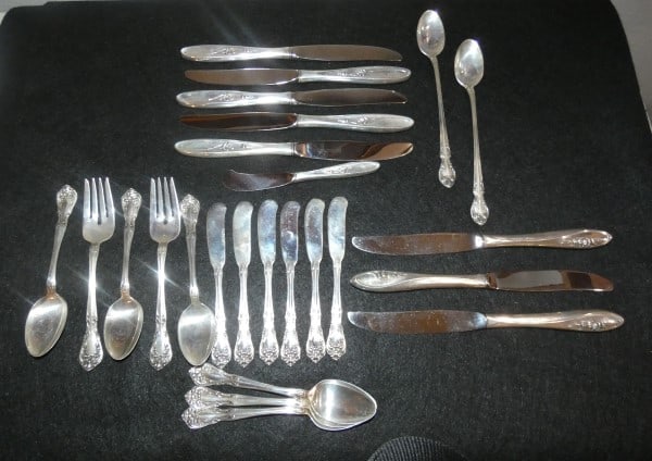 25 assorted sterling flatware: 25 assorted sterling flatware: 14 pieces by Alvin "Chateau Rose" 2 salad forks, 6 teaspoons, 6 flat handled butter knives, 5 knives by Towle "Rose Solitaire", 3 knives by Towle "Sculptured Rose", 2 ic