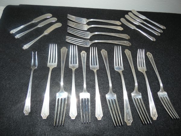 Set of 22 sterling flatware pieces with an English hallmark & engraved "B":: Set of 22 sterling flatware pieces with an English hallmark & engraved "B": 14 forks, 7 flat handle butter knives, olive fork, 836 grams, early 20th century