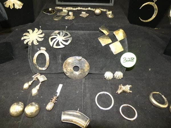 Vintage & Retro sterling jewelry: Vintage & Retro sterling jewelry (no stones): 11 necklaces, most with pendants, 4 bracelets, 5 pairs of earrings, 11 pendants, 1 broach, 612 grams, mid to late 20th century