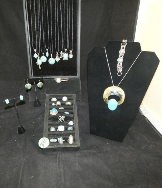 Vintage & Retro sterling Navaho & Native American jewelry with turquoise stones: Vintage & Retro sterling Navaho & Native American jewelry with turquoise stones: 10 turquoise necklace with pendants, 2 bracelets, 2 pairs of earrings, 16 ring of various sizes, mid to late 20th centu