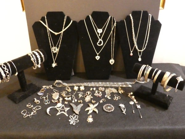Vintage & Retro sterling jewelry: Vintage & Retro sterling jewelry, some with natural stones: sterling belt, 8 necklaces with pendants, 1 necklace, 20 bracelets, 30 pairs of earrings, 6 broaches, 2 pendants, 568 grams, (does not inclu