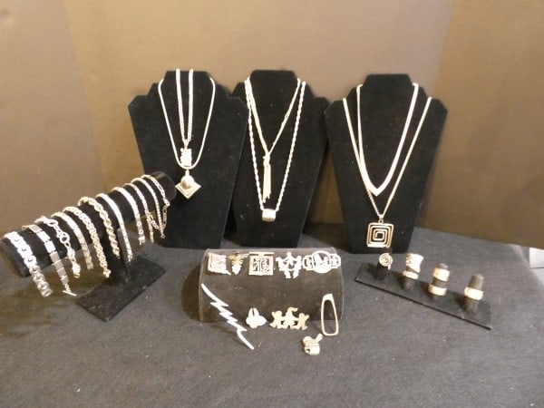 Vintage & Retro sterling, some from Mexico: Vintage & Retro sterling, some from Mexico: 4 necklaces with pendants, 2 necklaces, 11 bracelets with cut stones, 2 pendants 8 broaches, 6 rings of various sizes, 539 grams (2 bracelets with stones no