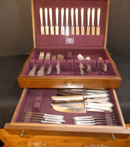 100 pieces off 800 sterling by J.A. Henckles Solinger Zwillingswerk "Wempe": 100 pieces off 800 sterling by J.A. Henckles Solinger Zwillingswerk "Wempe" pattern, Nicht Rustend includes the following pieces: 12 dinner knives, 12 luncheon knives, 12 dinner forks, 6 salad forks, 
