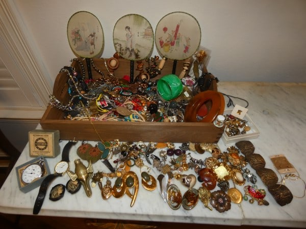 Large assortment of costume jewelry & interesting items (1 of 6)