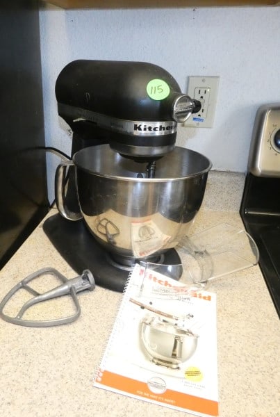 Kitchenaide stand mixer (1 of 3)