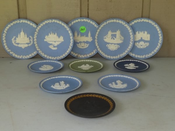 11 decorative Wedgwood plates (1 of 6)