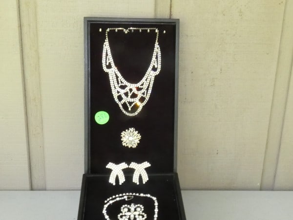 Collection of vintage Rhinestone jewelry (1 of 6)