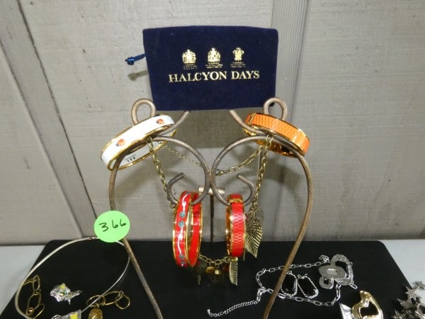 Large assortment of jewelry (1 of 9)