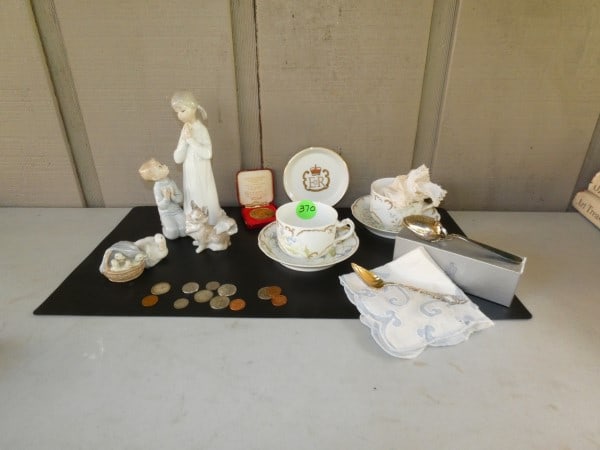 Assortment of collectibles (1 of 7)