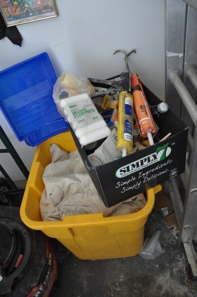 Large container of painting tarps & painting supplies: Large container of painting tarps & painting supplies including all size rollers (some items are new)