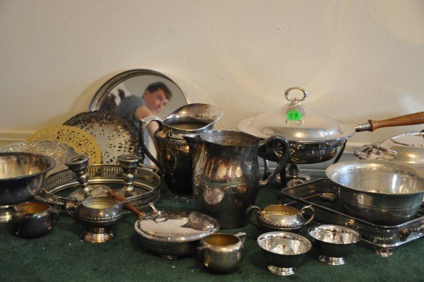 Assortment of silver plate (20 pieces): chafing dish,: Assortment of silver plate (20 pieces): chafing dish, casserole holders, trivets, silent butler, pitchers, Revere bowls, trays, covered vegetables
