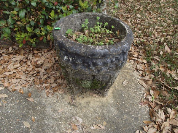 Pair of old concrete garden planters, 1'3" H x 1'4": Pair of old concrete garden planters, 1'3" H x 1'4" Round