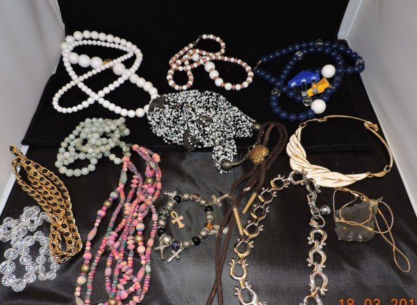 12 costume jewelry necklaced including Austrian: 12 costume jewelry necklaced including Austrian Crystals