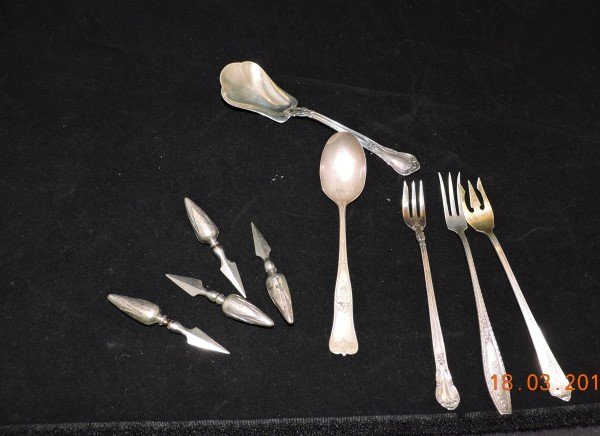 Sterling sugar shell, tea spoon, 3 seafood forks & 4: Sterling sugar shell, tea spoon, 3 seafood forks & 4 candle holders
