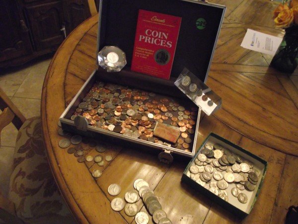 Large assortment of coins, American & foreign: Kennedy: Large assortment of coins, American & foreign: Kennedy half dollars, Susan B. Anthony dollars, foreign paper money, 2 paper weights with coins