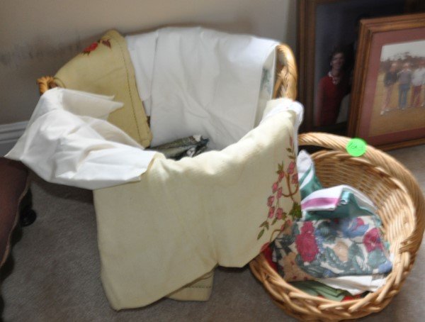 2 vintage baskets with a collection of linens, 20th C (1 of 2)