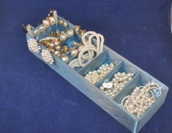 Pearl jewely: necklaces, earrings, barrett, sweater: Pearl jewely: necklaces, earrings, barrett, sweater clip
