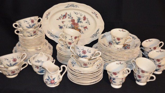 Wedgwood Williamsburg Potpourri Dinnerware: Partial set of English Wedgwood china in the Williamsburg Potpourri pattern. Set includes an oval platter; 6 Dinner plates; 10 Soup bowls; 4 Luncheon plates; 8 Cream Soup bowls & saucers; 6 Bread plat