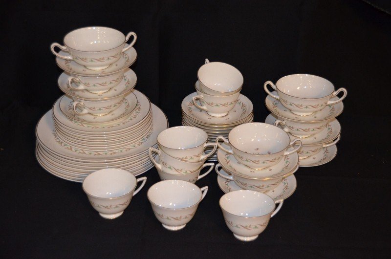 Royal Doulton Bone China - Golden Spice: Complete dinner service for eight. Dinner plate; bread & butter plate; cream soup bowl & underplate ;dessert plate; cup and saucer. Marked Made in England, Royal Doulton Bone China, Golden Spice, H. 4