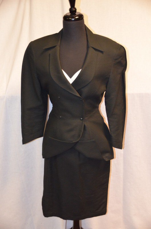 Thiery Mugler 3 Pc. Ladies Suit: Size 40. Three piece. Model J1701. Tissu: T162 Color 200. 100% cotton. NOTE: All clothing & accessories are in "as found in the closet" condition.
