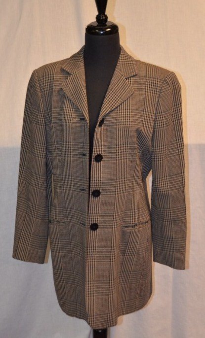 Giorgio Armani Plaid Blazer: Size 46 / 12. Made in Italy. Collaudo 90106 8525. Two extra buttons. 100% wool. Le Collezioni. NOTE: All clothing & accessories are in "as found in the closet" condition.