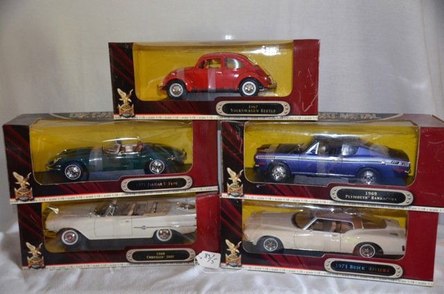 Lot of 5 Die Cast Metal Sportscars 1:18: Road Signature Deluxe Edition - 1960 Chrysler 300F; 1971 Buick Riviera; 1967 Volkswagon Beetle; 1971 Jaguar E Type; 1969 Plymouth Barracuda. In original but somewhat damaged boxes.