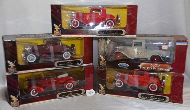 Lot of 5 Die Cast Metal Vintage Cars 1:18: Road Signature Deluxe Edition - 1932 Ford 3 Window Coupe (3); 1937 V8 Convertible; 1934 Ford Pick Up (Wrecker). In original but somewhat damaged boxes.