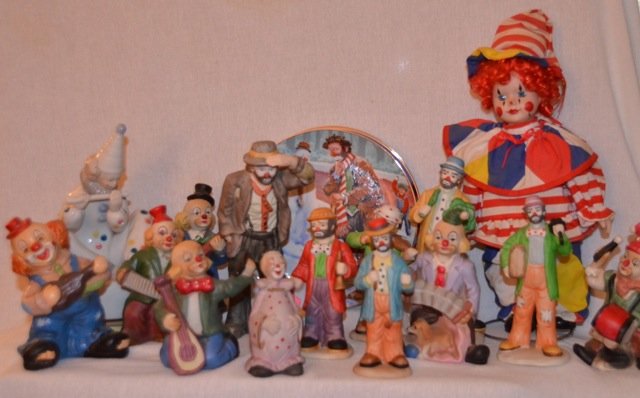 Collectors Lot of Clowns: The lot includes a porcelain and cloth doll; a porcelain overwound musical clown; hand painted terra cotta bank; a clown bell in pink dress; six Flambro Emmett Kelly, Jr. porcelain figures; five porce