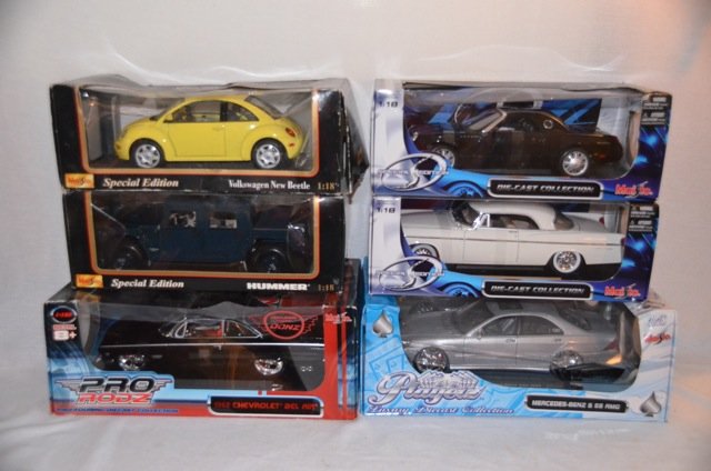 Six Maisto Die Cast Cars: 1/18th scale. Four Special Editions. One Pro Rodz. One Player'z Luxury Die Cast Edition. Including a Ford Thunderbird, Chrysler 300 B (1956), a Volkswagon New Beetle, a Hummer, 1962 Chevy Belaire and 