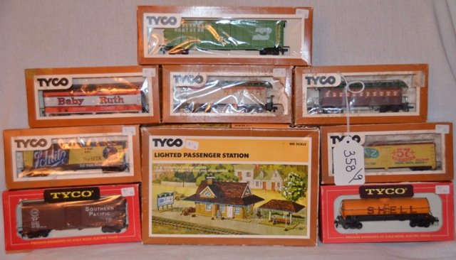 Lot of Tyco HO Scale Trains (9): Tyco HO scale electric trains and a station (9 pieces in the lot) including 1890 Passenger Coach Santa Fe; Baby Ruth; Schlitz; Burlington Northern; Heinz; Shell; Southern Pacific; Atchison, Topeka & S