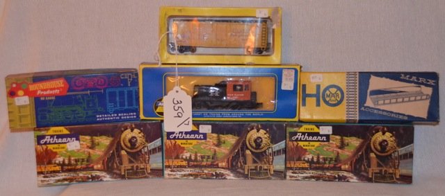 Lot of Misc. Trains in Boxes (7): Athearn HO size - Freight Car BM; Freight Car BO Hopper Car; Illinois Central Freight train. (Boxes may not be what is contained inside.) Roundhouse Products - Box Car NY Central Hudson River, Grain L