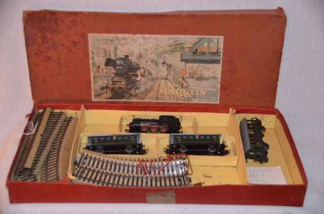 Marklin German Train Set: Partial train set includes the steam engine 89028; 3 - Vintage Marklin HO #327/1 4 Wheel Local Passenger Coach Cars Green; and 16 pieces of track. In original but damaged box.